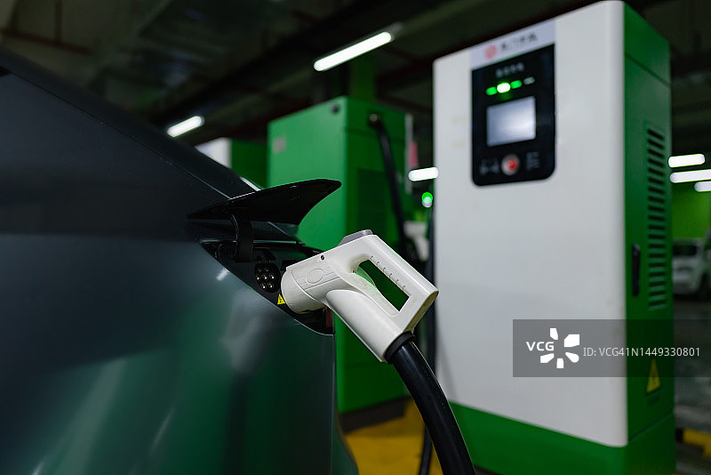 在快速充电站充电的汽车插座特写图片素材