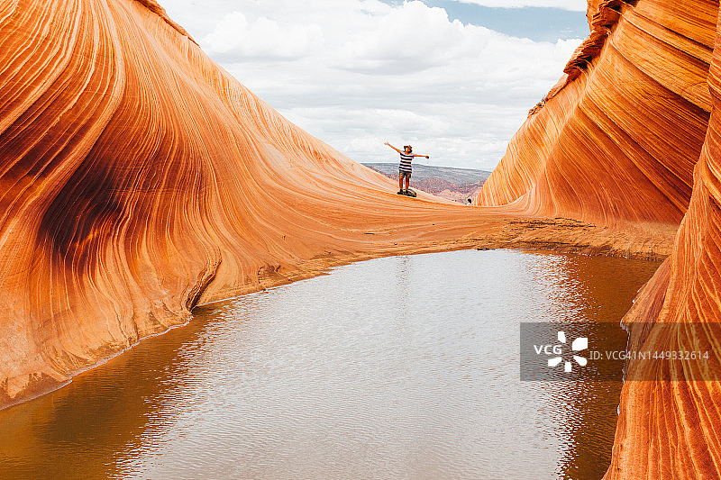 亚利桑那州朱红悬崖科约特孤丘北部的波浪岩层全景图片素材