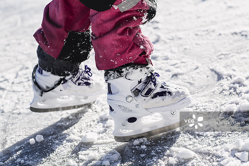 冰鞋里的脚的特写图片素材