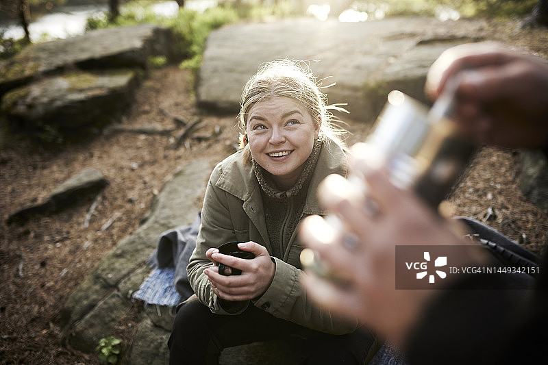 微笑的女人拿着杯子图片素材