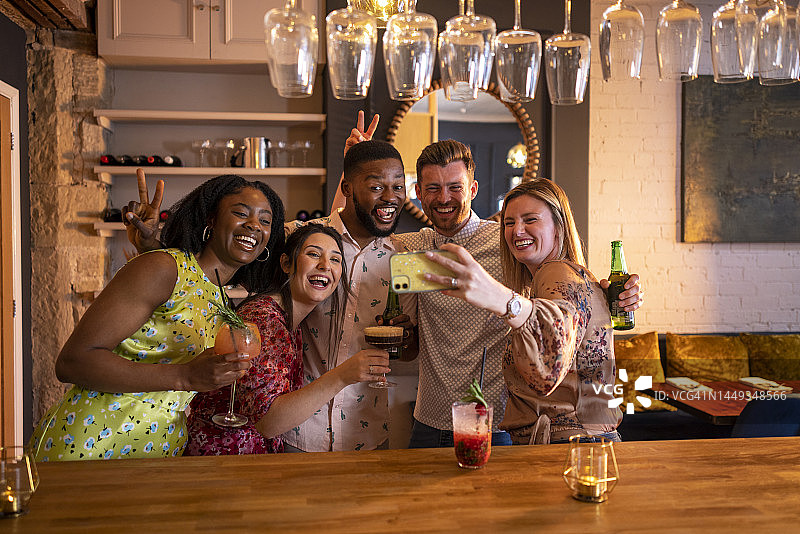 顽皮鸡尾酒图片素材