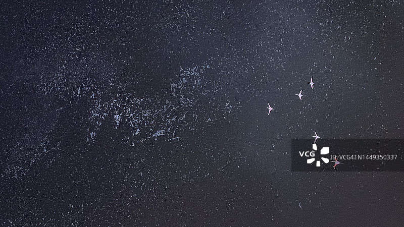 肯尼亚马加迪湖上飞翔的小火烈鸟群图片素材