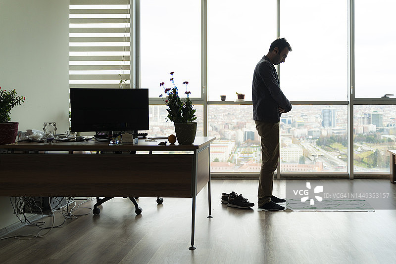 在办公室祈祷的警官图片素材