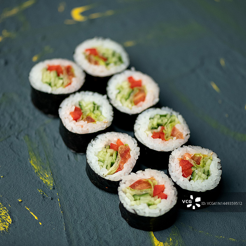 新鲜蔬菜寿司卷，素食卷，健康低卡路里饮食图片素材