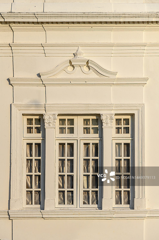 白色窗户和白色墙壁图片素材