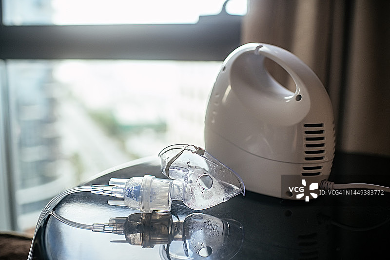 室内桌子上的带面罩的雾化器图片素材