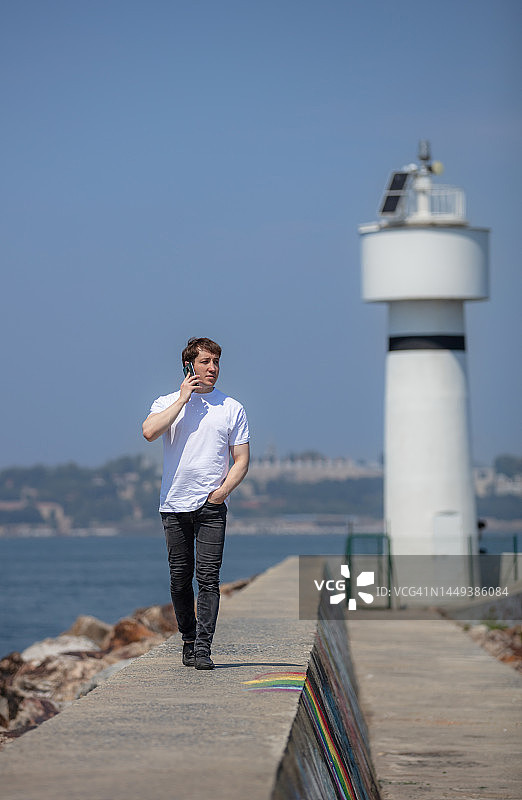 年轻男人正在使用手机图片素材