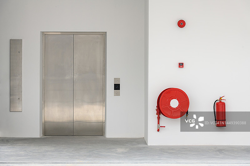 电梯和灭火器图片素材