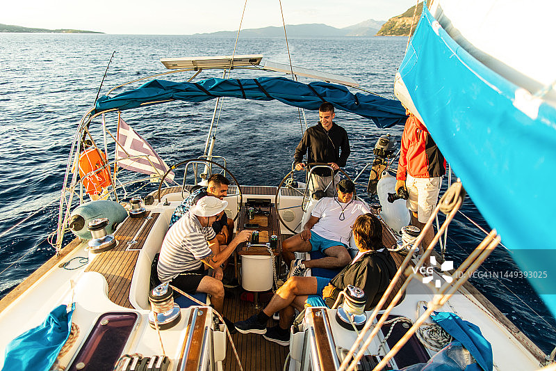 一群男子在帆船上航行图片素材
