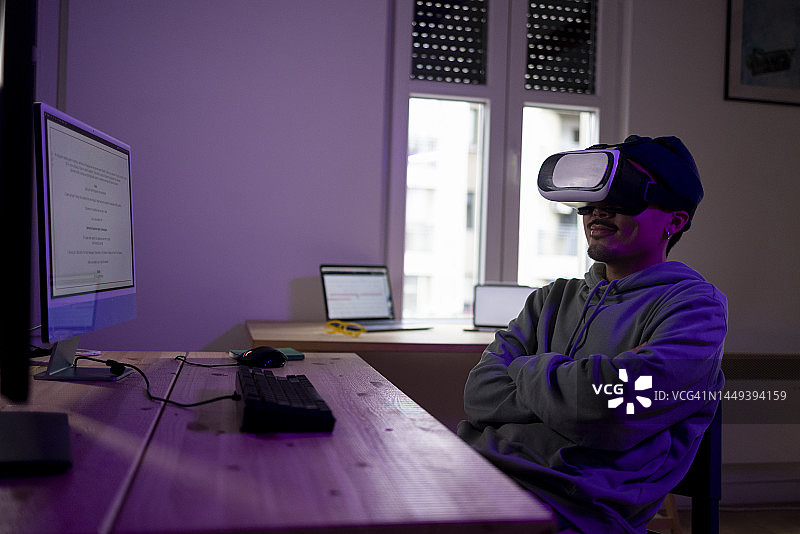 体验虚拟现实的中国男人图片素材
