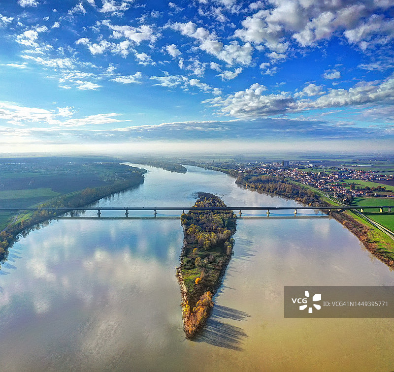 波河上的岛屿和公路桥图片素材