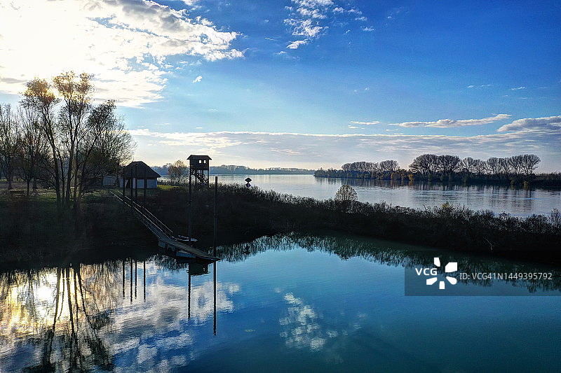 波河上的瞭望塔和渔民棚屋图片素材