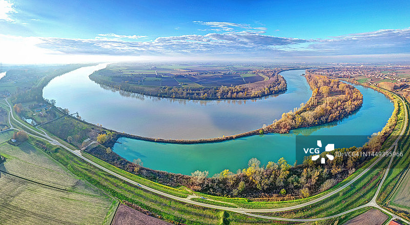 波河弯道及巴卢廷岛航拍图片素材