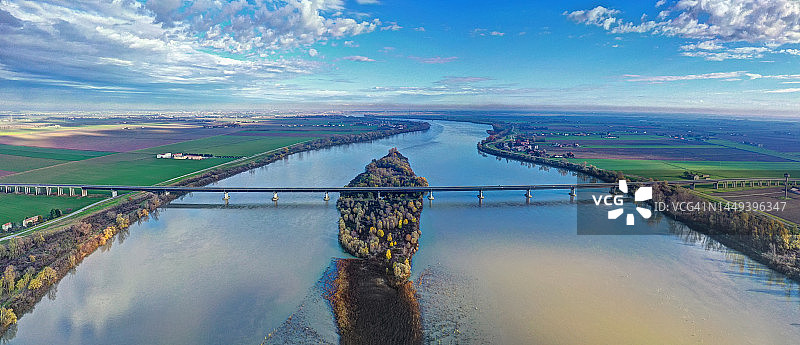 波河上的岛屿和公路桥图片素材