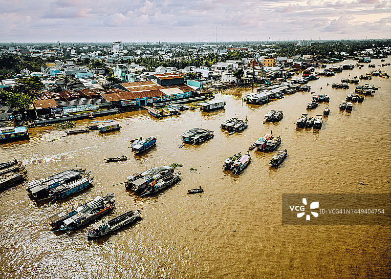 越南湄公河三角洲地区的繁忙水上市场图片素材