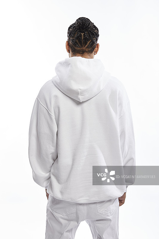 穿白色连帽衫的男人图片素材