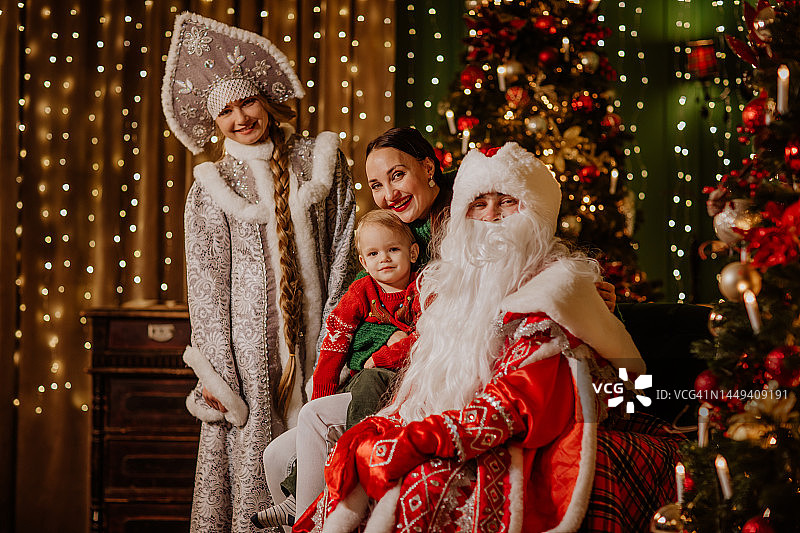 幼儿与严寒老人和雪姑娘在一起图片素材