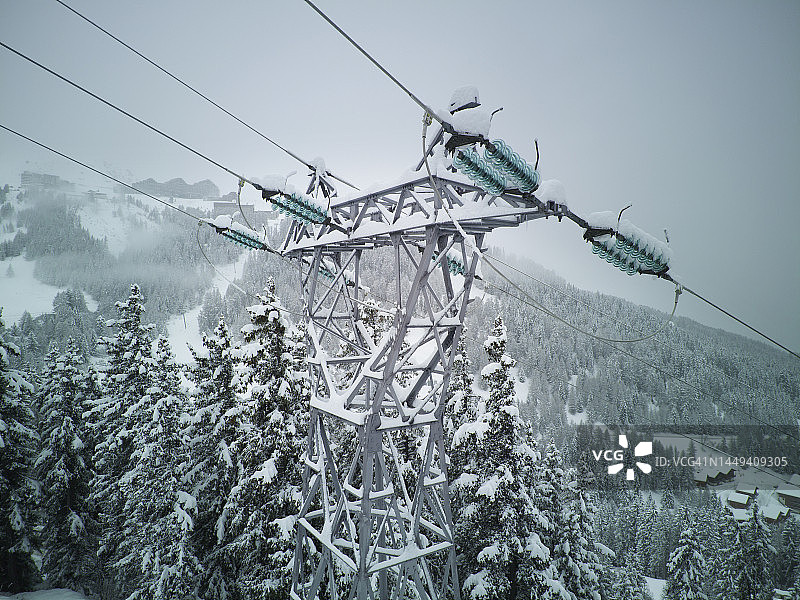 被雪覆盖的电塔图片素材