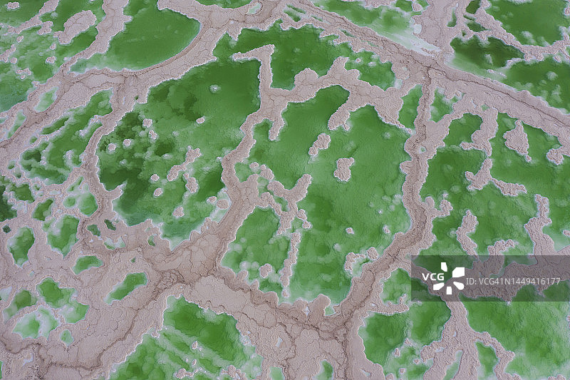 中国青海丹霞地貌上的湖泊图片素材