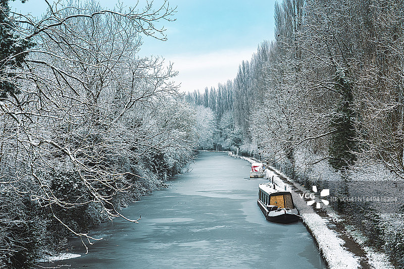 英格兰寒冷天气中布里奇沃特运河上的窄船图片素材