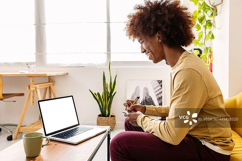 年轻男学生使用带白色空白屏幕的笔记本电脑在线学习图片素材
