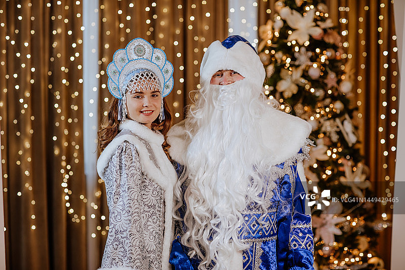 俄罗斯严寒老人和雪姑娘在圣诞树旁图片素材
