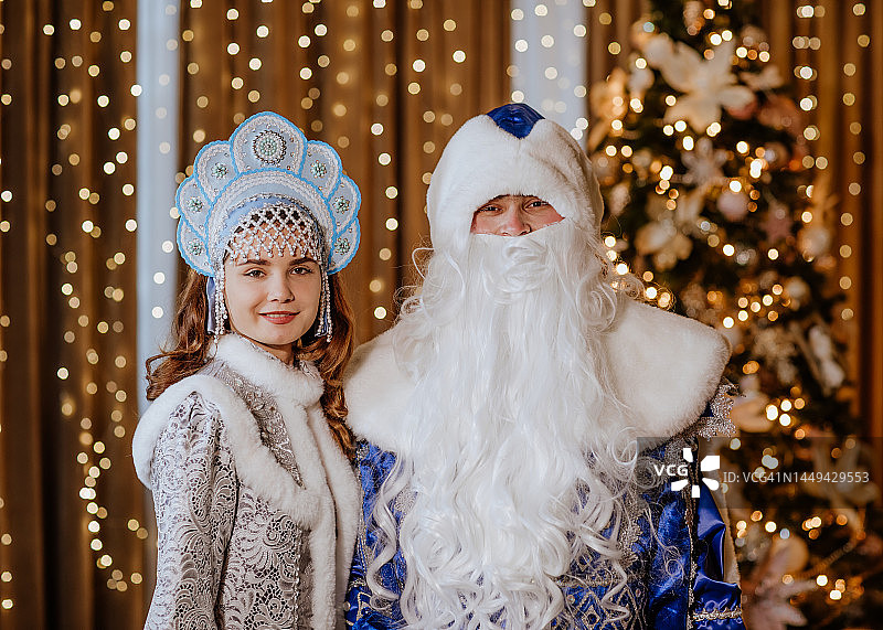 俄罗斯严寒老人和雪姑娘在圣诞树旁图片素材