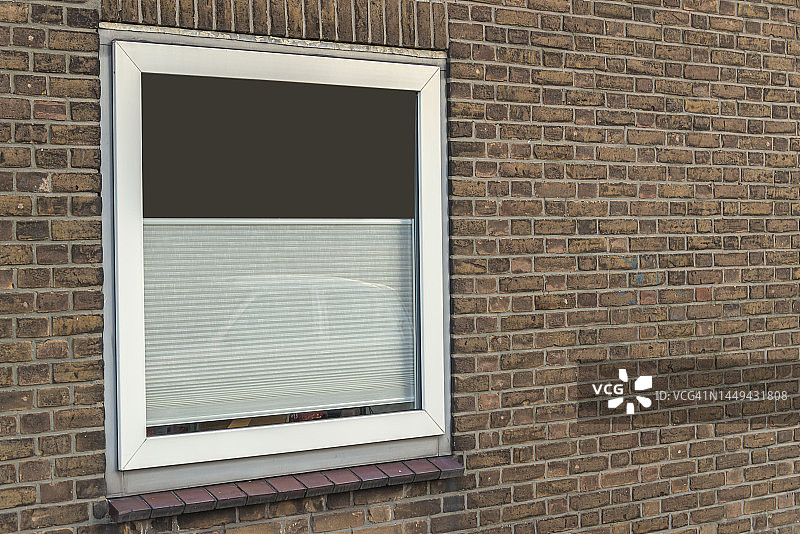 公寓楼墙壁上的白色塑料窗框图片素材