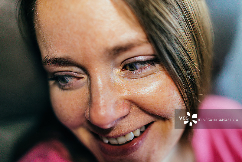 居家微笑女性特写图片素材