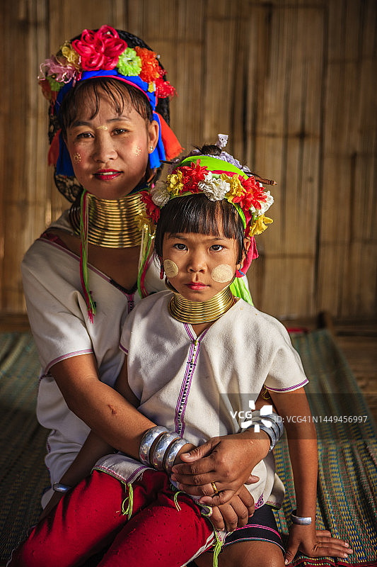 长颈喀伦族妇女肖像图片素材