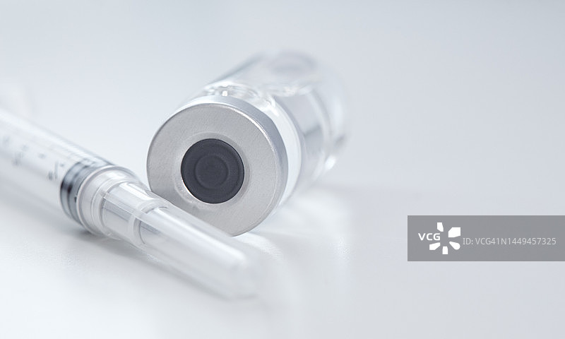带注射器的疫苗瓶特写图片素材