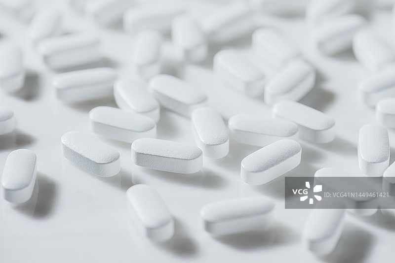 白色大理石背景上的白色药丸图片素材