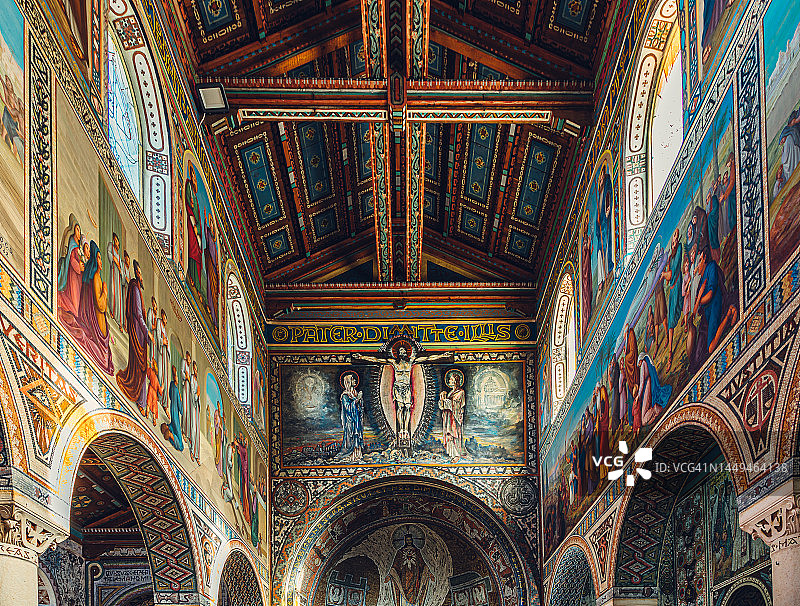 Beit Jamal修道院圣斯蒂芬天主教堂美丽的内部，有圣经故事的壁画图片素材