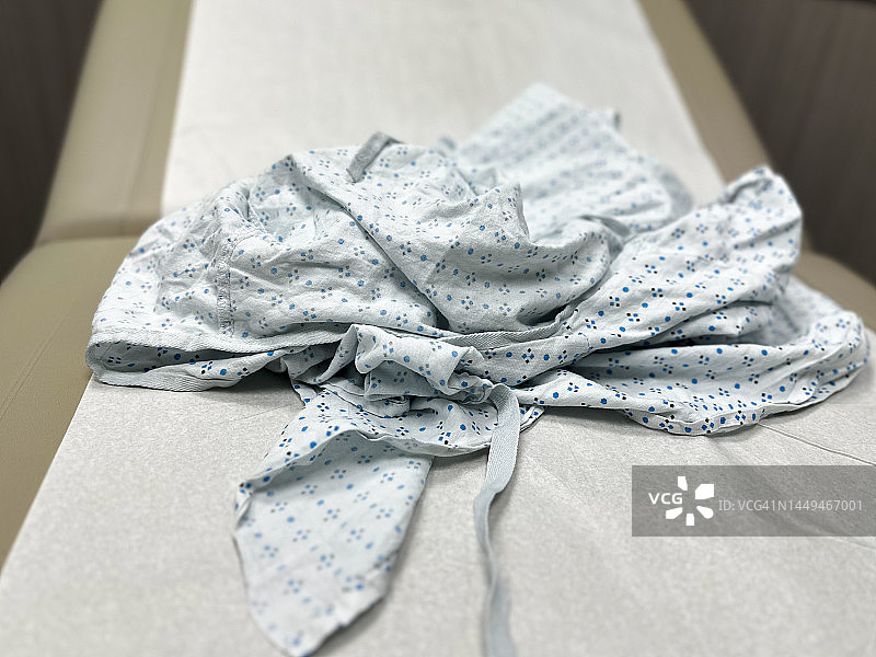 医疗检查台上褶皱的旧病号服图片素材