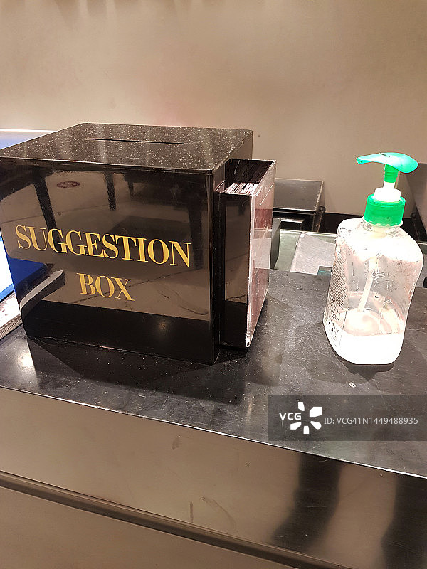 商店柜台上的意见箱和酒精免洗洗手液图片素材