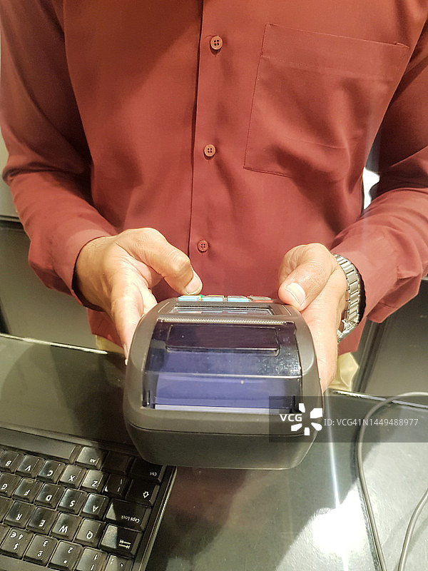 在商店使用信用卡机的男商人图片素材