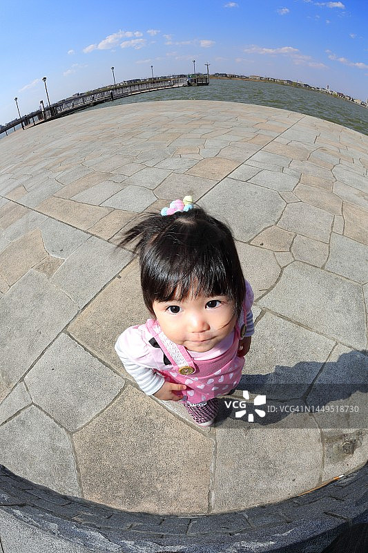 幼儿女孩肖像（高角度）图片素材