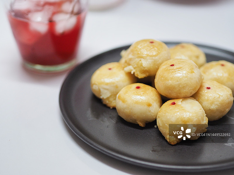 中国风糕点，通常 stuffed with 炒豆和咸蛋黄图片素材