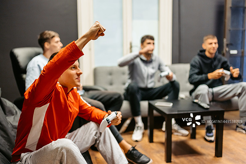 在家玩电子游戏的一群年轻男人图片素材