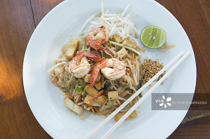 泰式虾仁炒河粉图片素材