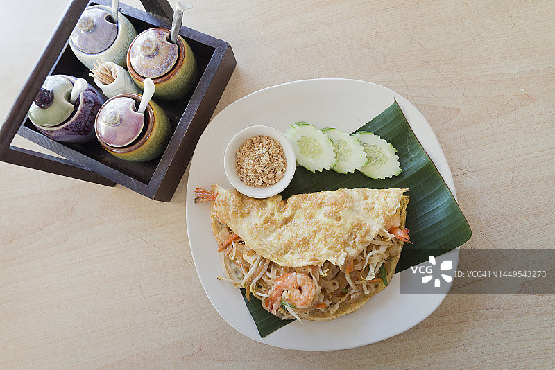 蛋包鲜虾泰式炒河粉图片素材