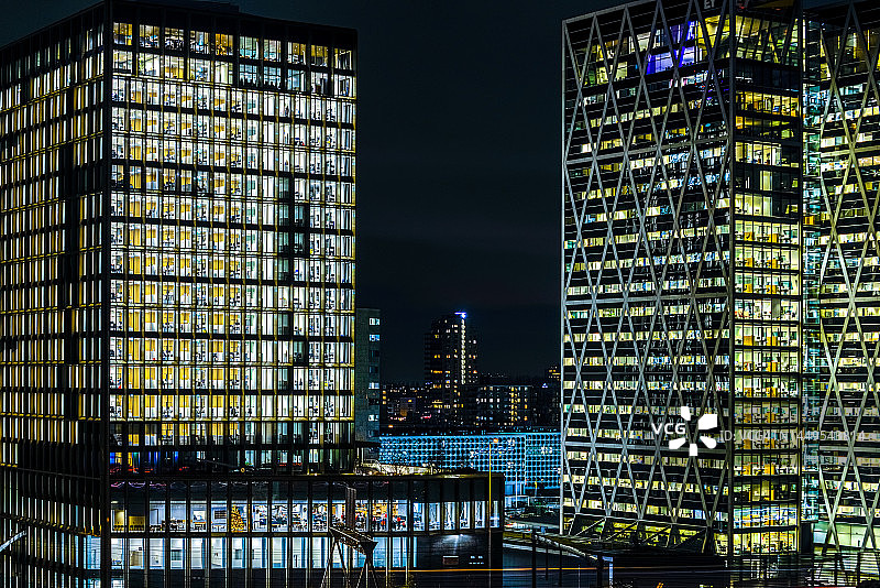 加班到深夜，办公室的夜景图片素材