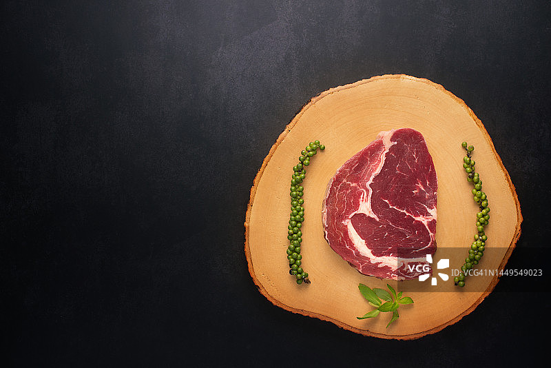 肉店里的新鲜肋眼牛排图片素材