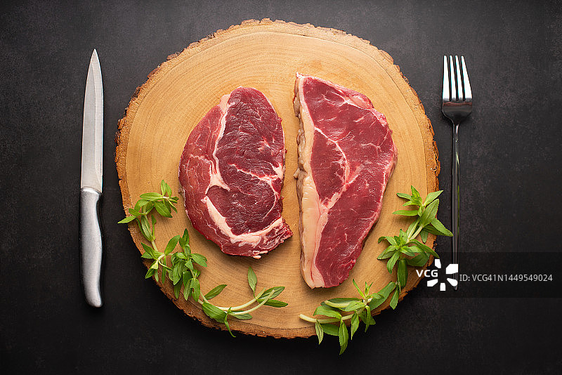 肉店里的新鲜肋眼牛排图片素材