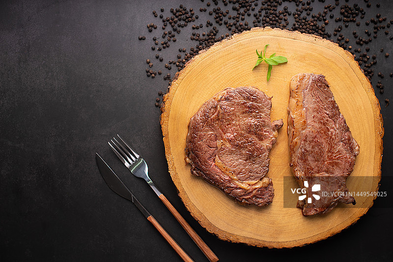 烤牛排配香草图片素材