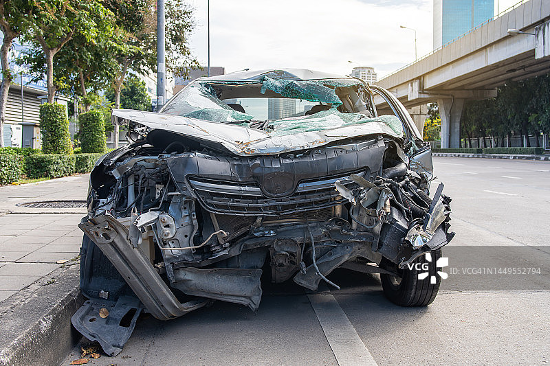 道路上的汽车碰撞事故，城市中碰撞后损坏的汽车图片素材