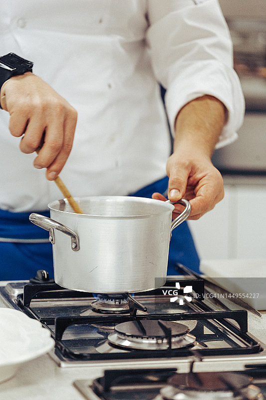 专业厨师在餐厅厨房工作图片素材