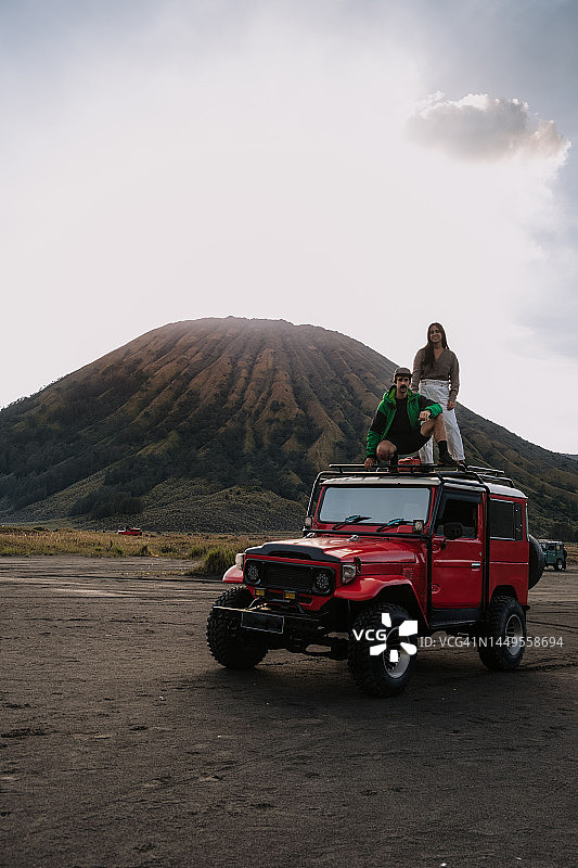 在布罗莫国家公园的四驱车上的一对情侣图片素材