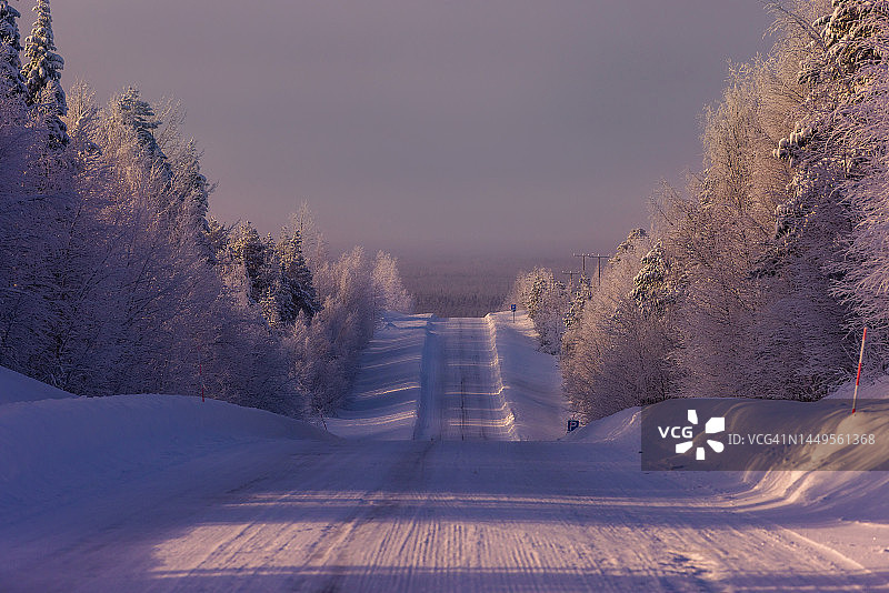 芬兰冬季道路图片素材