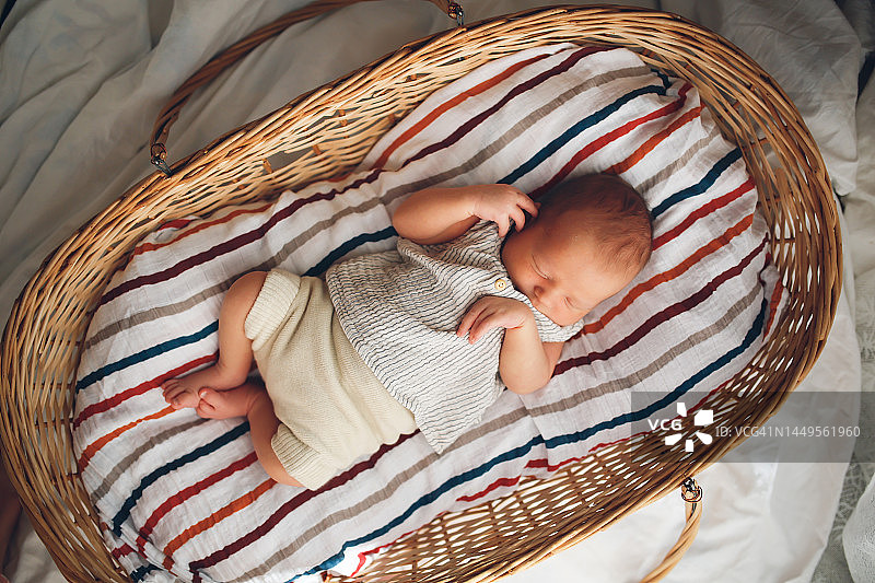 穿着细棉布衣服和可重复使用尿布的新生儿，羊毛裤，天然襁褓系统，零浪费和自觉消费图片素材